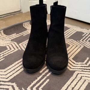 La CANADIENNE Suède Black Heeled Ankle Booties